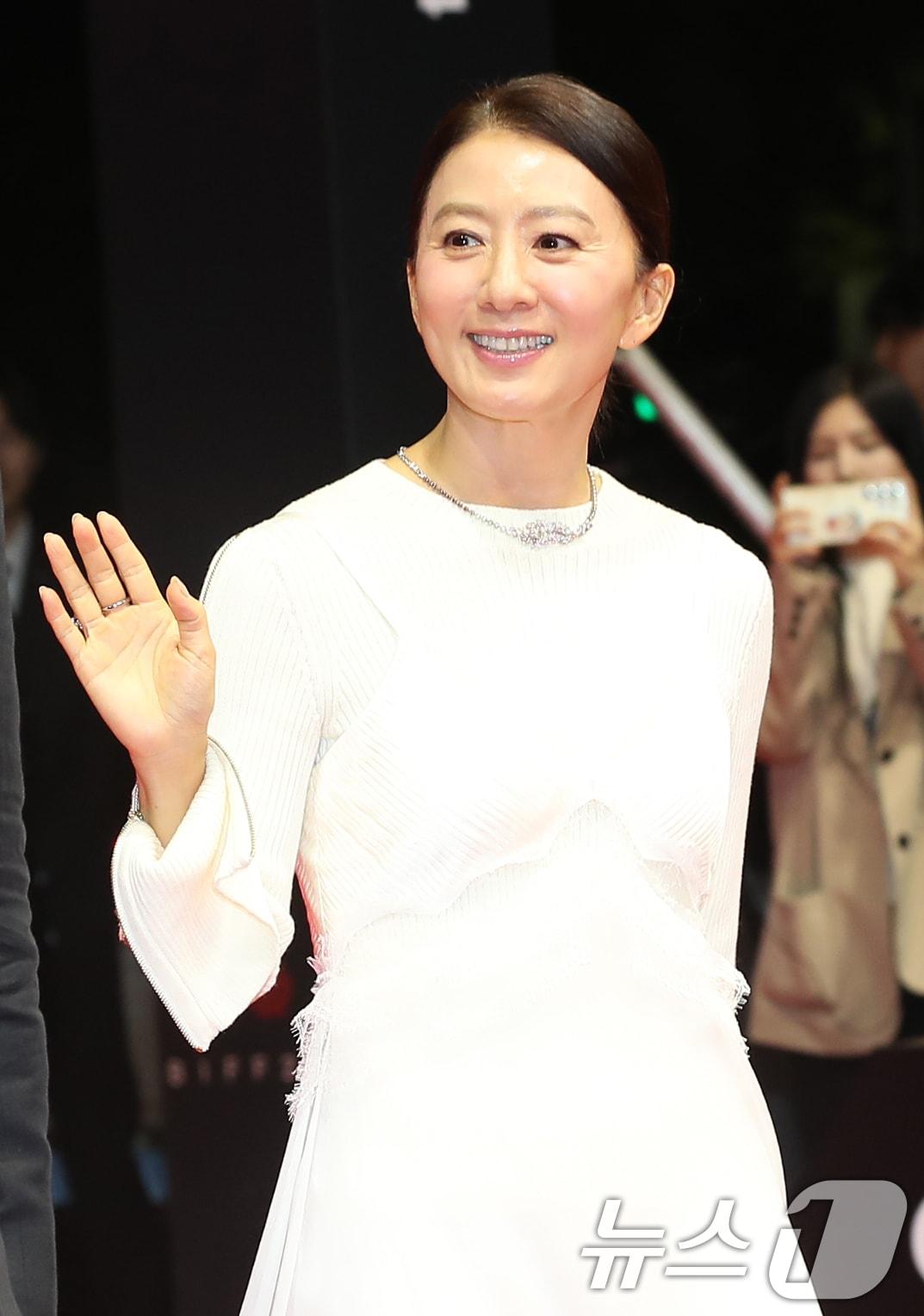 본문 이미지 - 배우 김희애가 2일 오후 부산 해운대구 영화의전당에서 열린 ‘제28회 부산국제영화제’(BIFF) 개막식에 참석해 레드카펫을 밟고 있다. 2024.10.2/뉴스1 ⓒ News1 권현진 기자