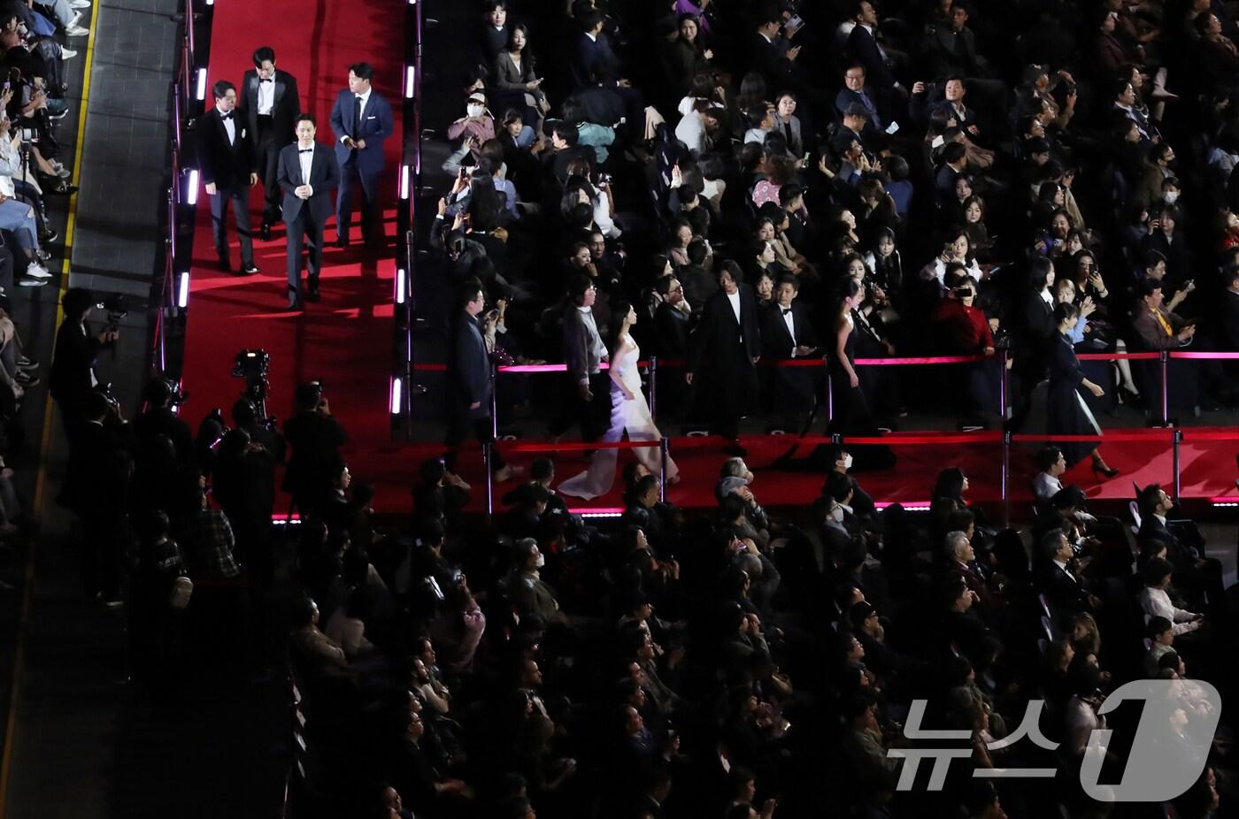 2일 오후 부산 해운대구 영화의전당에서 열린 제29회 부산국제영화제(BIFF) 개막식에서 배우들이 레드카펫을 밟으며 입장하고 있다. 2024.10.2/뉴스1 ⓒ News1 윤일지 기자