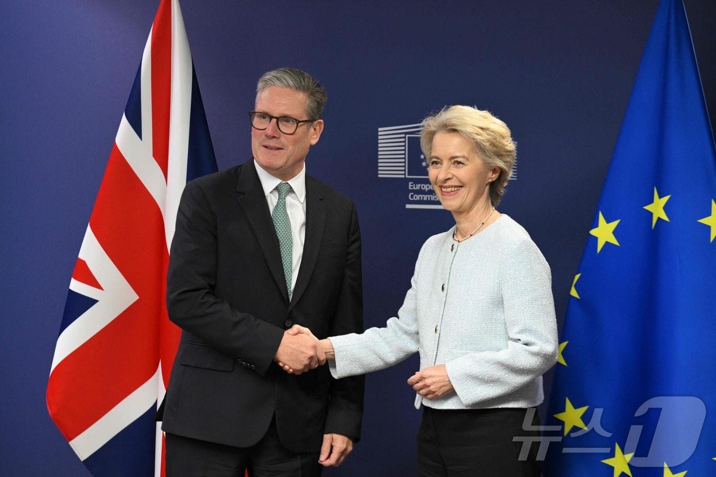 지난해 10월 키어 스타머 영국 총리가 브뤼셀 유럽연합 집행위 본부에서 우르줄라 폰 데어라이엔 집행위원장과 악수하고 있다. 2024.10.02 ⓒ AFP=뉴스1 ⓒ News1 권진영기자