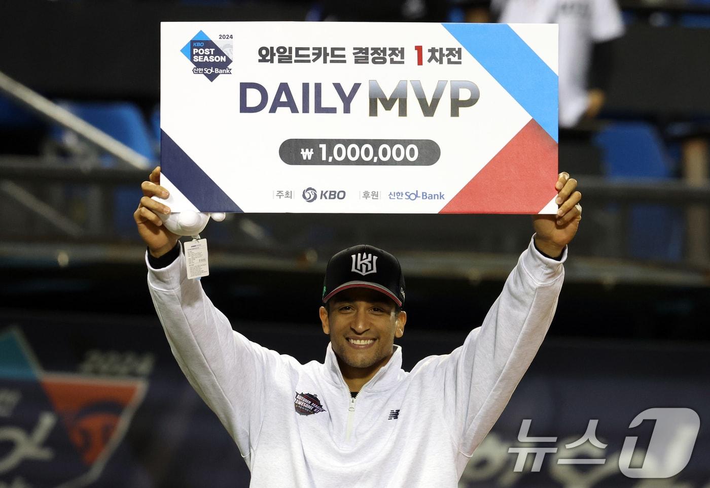 2일 오후 서울 송파구 잠실야구장에서 열린 프로야구 '2024 신한 SOL 뱅크 KBO리그' KT 위즈와 두산 베어스의 포스트시즌(PS) 와일드카드 결정전 1차전에서 MVP를 차지한 KT 쿠에바스가 상금을 들고 환하게 웃고 있다. 2024.10.2/뉴스1 ⓒ News1 김명섭 기자