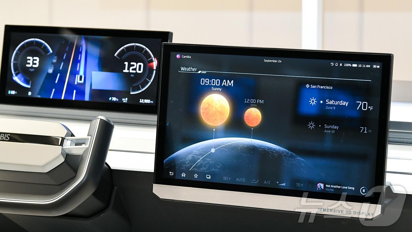 본문 이미지 - 현대모비스가 개발한 몰입형 3D 디스플레이가 2일 '2024 R&D 테크데이'에 전시된 모습. 다수 사용자가 동시에 사용 가능하고 어느 방향에서 디스플레이를 봐도 동일한 몰입감을 느낄 수 있다(현대모비스 제공). 2024.10..02.