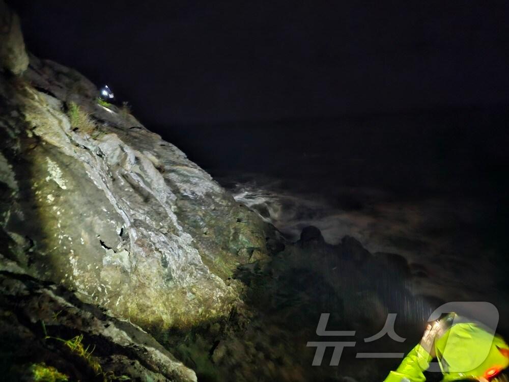 본문 이미지 - 여수해경이 19일 여수 갯바위에서 바다로 빠진 익수자에게 접근하고 있다.(여수해경 제공) 2024.10.20