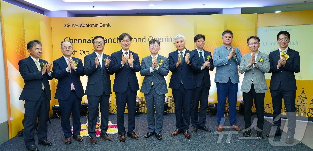 본문 이미지 - 지난 16일 열린 인도 첸나이와 푸네 지점 개점식 행사에 KB국민은행 및 현지 관계자가 기념촬영하고 있다/사진제공=KB국민은행
