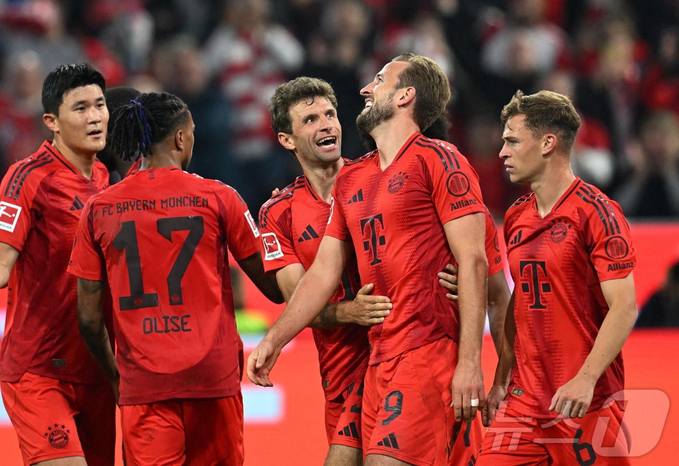 바이에른 뮌헨 수비수 김민재(왼쪽)가 20일(한국시간) 열린 2024-25 독일 분데스리가 슈투트가르트전에서 동료들과 함께 기뻐하고 있다. ⓒ 로이터=뉴스1