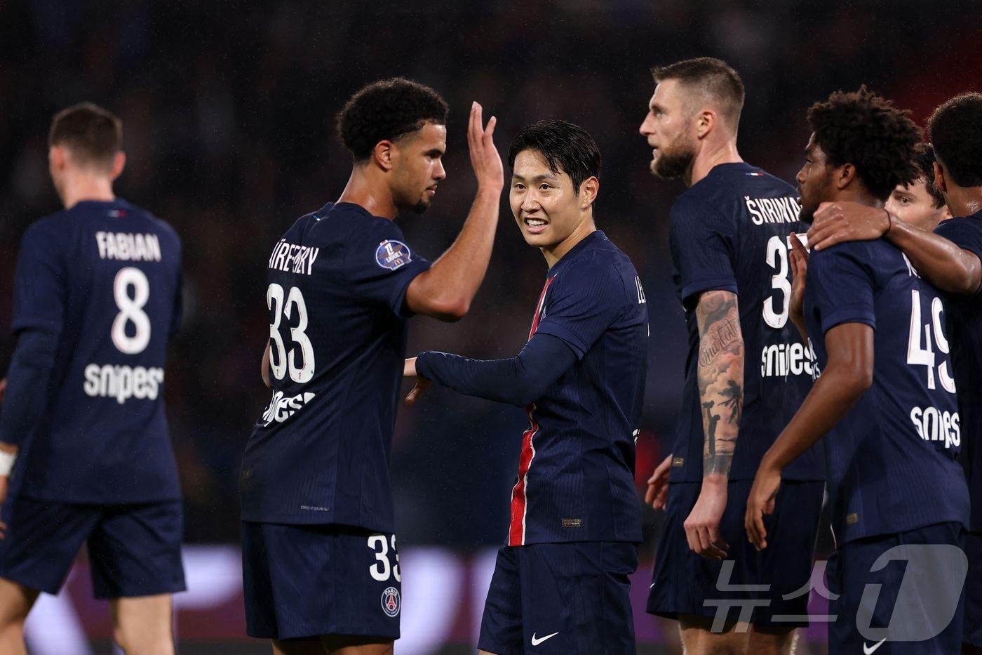 동료들과 기뻐하는 PSG의 이강인(가운데) 2024.10.20 ⓒ AFP=뉴스1 ⓒ News1 우동명 기자