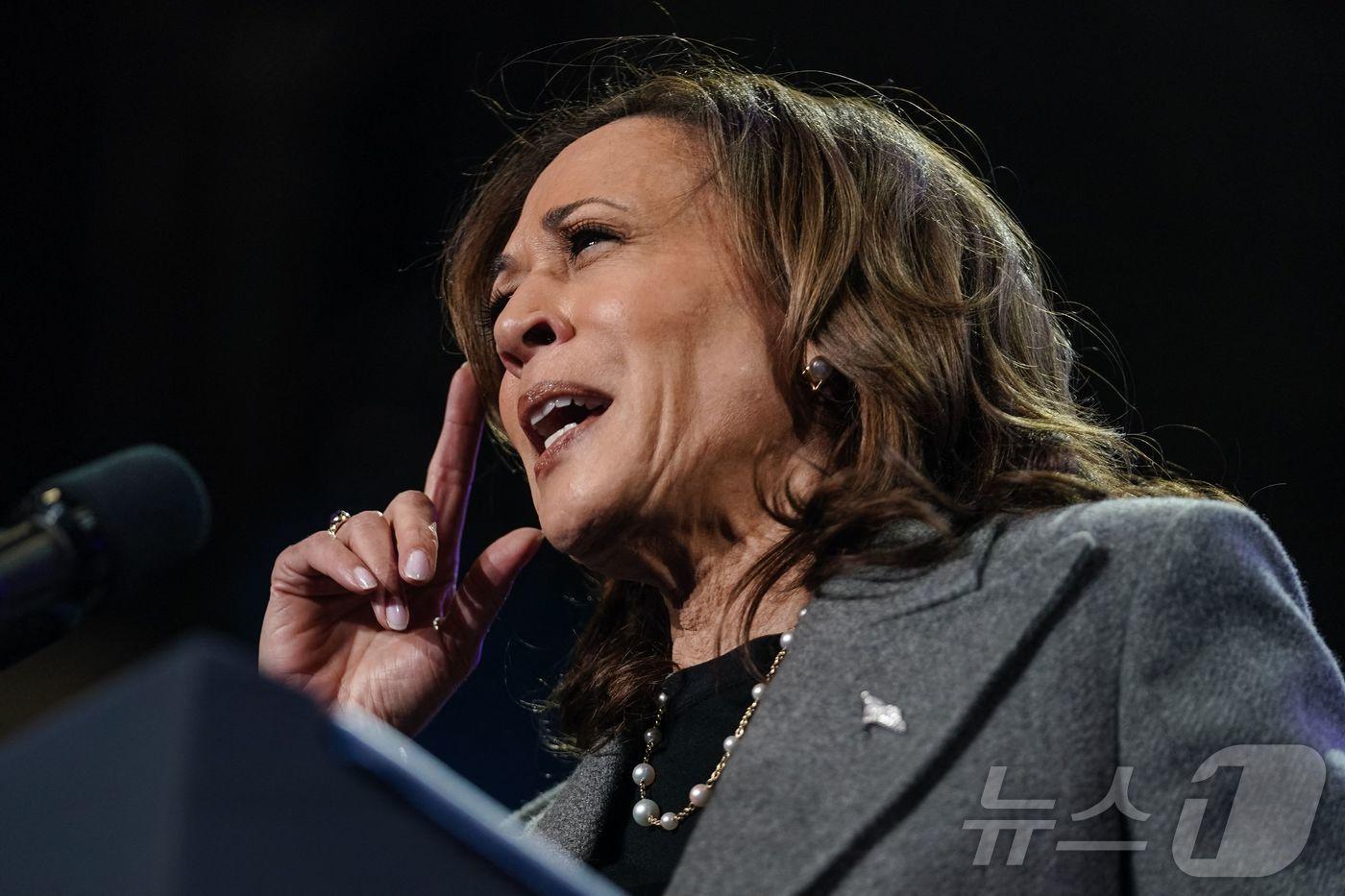 본문 이미지 - 미국 민주당 대통령 후보 카멀라 해리스 부통령이 19일(현지시간) 미시간주 디트로이트에서 사전투표를 독려하는 유세서 “대선까지 남은 17일 동안 투표하러 가고, 사람들에게 투표하라고 상기시킬 것”이라고 말하고 있다. 2024.10.20 ⓒ AFP=뉴스1 ⓒ News1 우동명 기자
