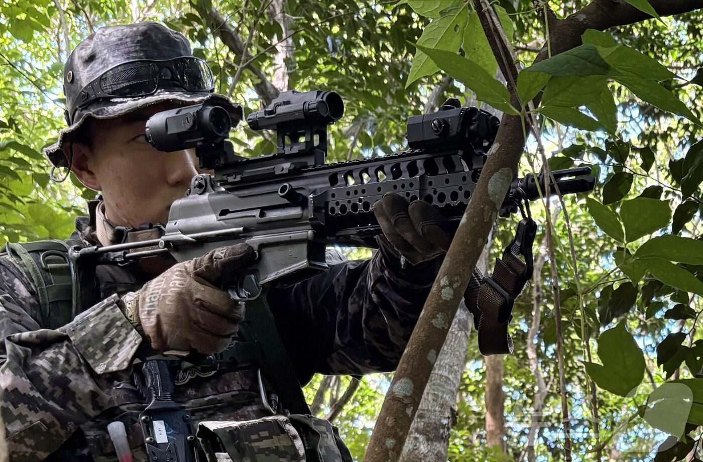 해병대는 10월 14일부터 19일까지 필리핀 일대에서 '2024 카만닥(KAMANDAG)' 훈련을 실시했다. 카만닥 훈련은 미국·필리핀 해병대가 우방국과의 연합작전 수행능력 향상을 위해 2017년부터 시행하고 있는 다국적 연합훈련이다. 카만닥은 필리핀어로 ‘바다 전사들의 협력’이라는 뜻이다. 사진은 한·미·필리핀 해병대 장병들이 연합수색훈련을 실시하는 모습. (해병대사령부 제공) 2024.10.20/뉴스1