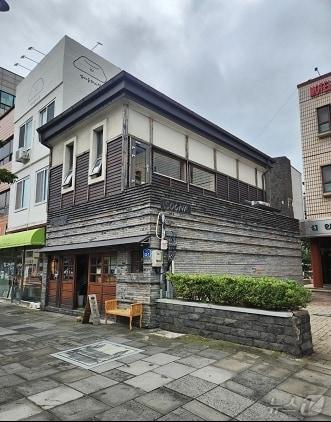 본문 이미지 - 우수건축자산으로 등록된 일본식 주택. 지금은 휴게음식점으로 활용되고 있다.(제주도 제공)/뉴스1 