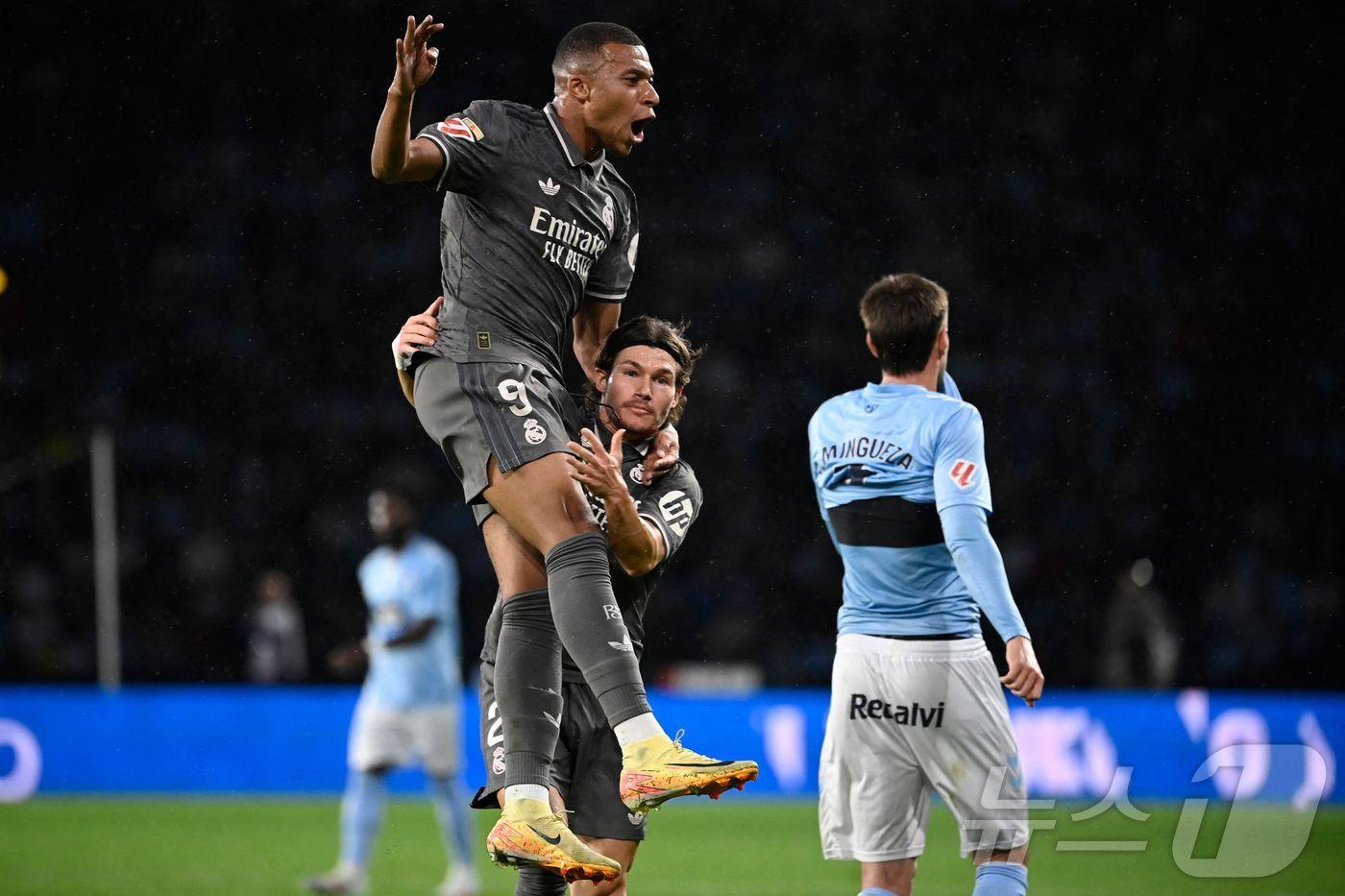 레알 마드리드의 킬리안 음바페(왼쪽)가 20일 열린 2024-25 스페인 프리메라리가 셀타 비고전에서 전반 20분 득점에 성공한 뒤 기뻐하고 있다. ⓒ AFP=뉴스1