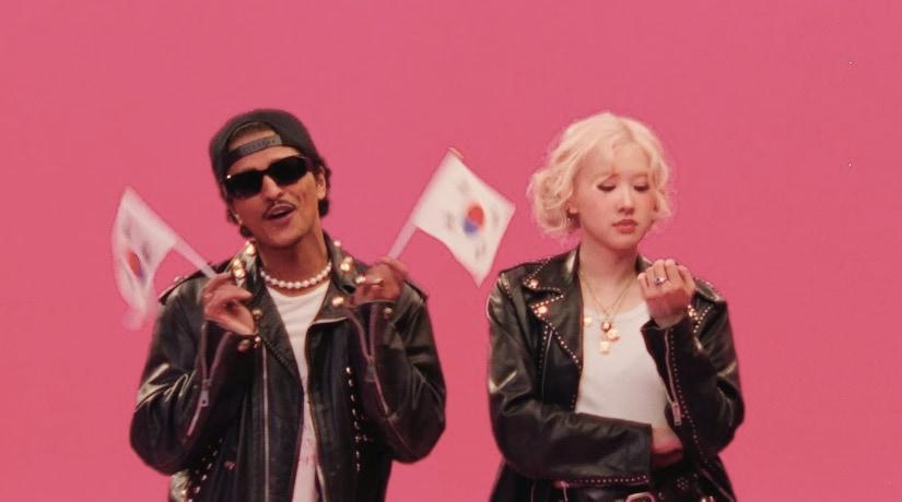 본문 이미지 - 브루노 마스&#40;왼쪽&#41;와 로제&#40;&#39;아파트&#39; 뮤직비디오 영상 갈무리&#41;