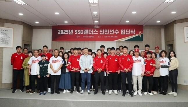 본문 이미지 - 프로야구 SSG랜더스는 19일 강화도에 위치한 SSG퓨처스필드에서 '2025년 신인 선수 교육 및 입단식'을 실시했다고 20일 밝혔다.(SSG 제공)