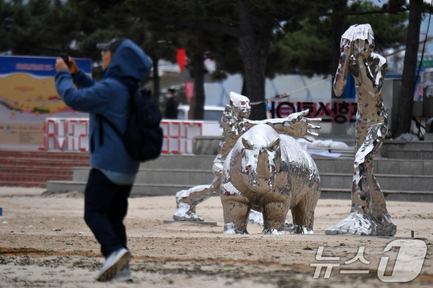 본문 이미지 - 지난해 경북 포항시 북구 영일대해수욕장 백사장에서 설치된 포항스틸아트페스티벌 작품. (뉴스1 자료. 재판매 및 DB 금지) 2026.10.19/최창호 기자