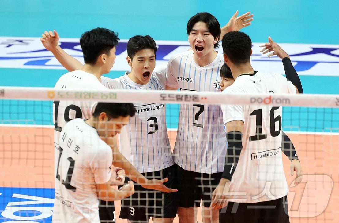 본문 이미지 - 개막 후 2연승을 내달린 현대캐피탈.(현대캐피탈 배구단 제공) 2024.10.20/뉴스1