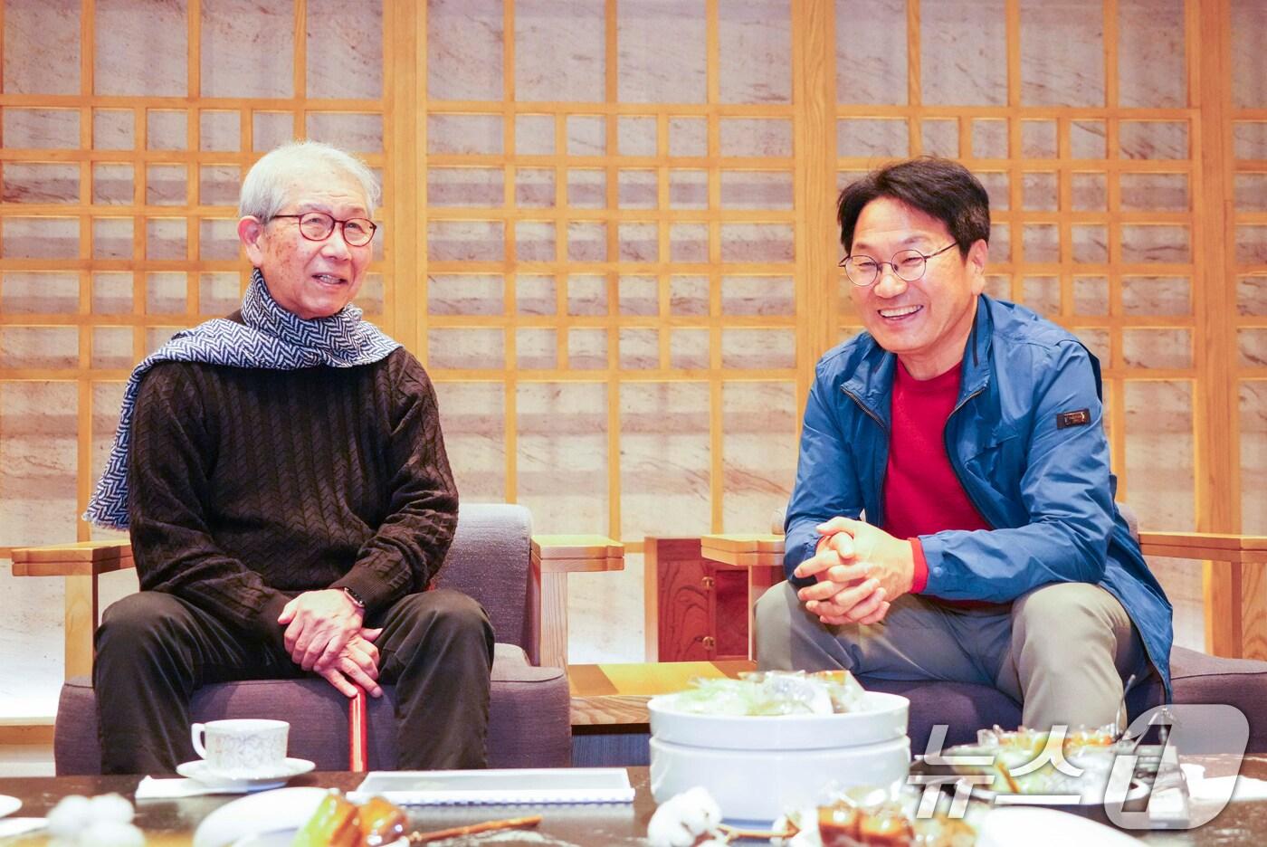강기정 광주시장이 19일 오후 동구 국립아시아문화전당에서 건축계의 노벨상이라고 불리는 프리츠커 건축상(Pritzker Prize)의 올해 수상자인 야마모토 리켄(山本理顯·일본)과 면담을 하고 있다.(광주시 제공)2024.10.20/뉴스1