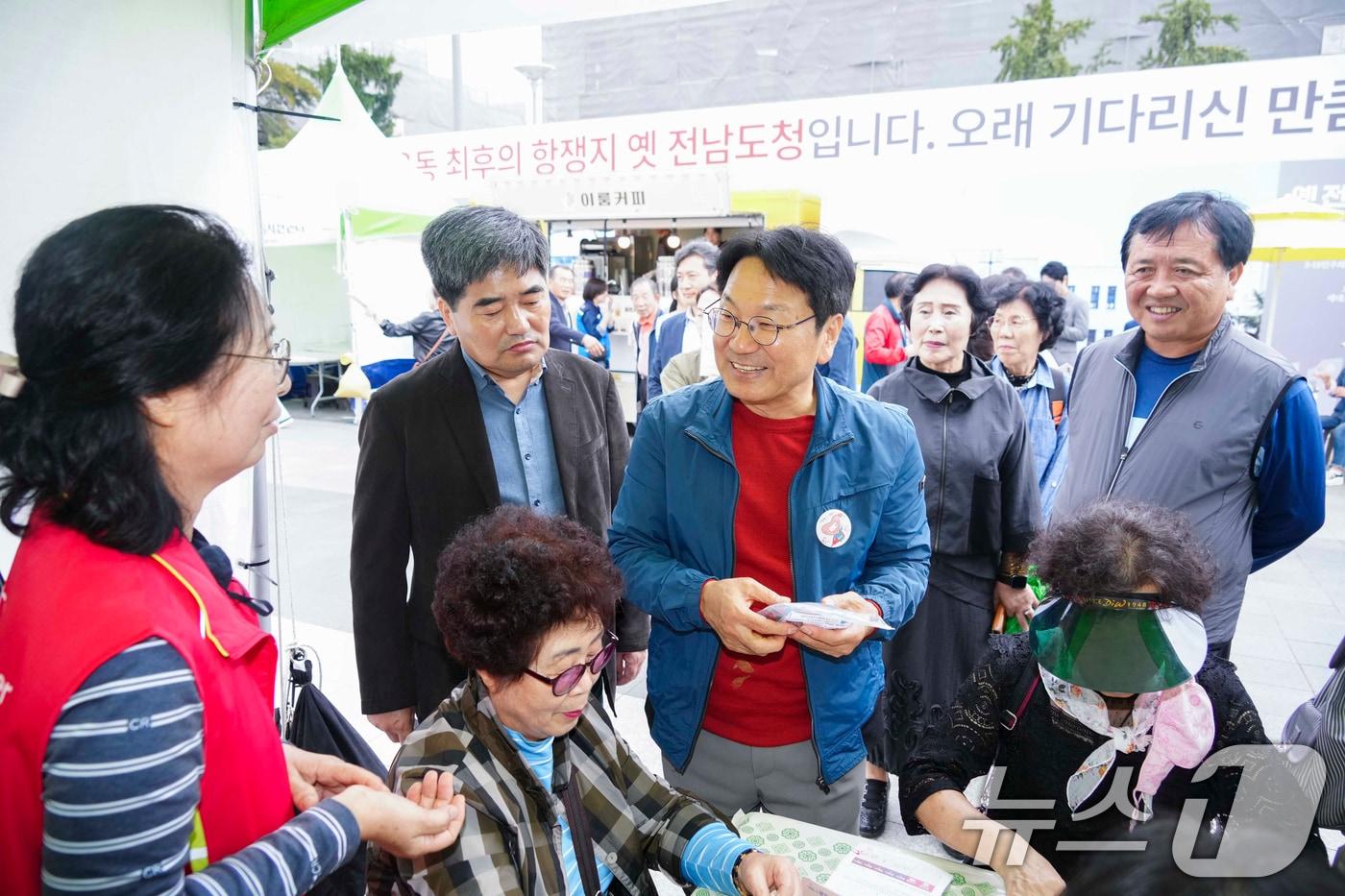 본문 이미지 - 강기정 광주시장이 19일 오후 동구 5.18민주광장에서 열린 '2024 광주시 자원봉사 박람회'에 참석해 부스를 둘러보며 봉사자들을 격려하고 있다. (광주시 제공) 2024.10.20/뉴스1 
