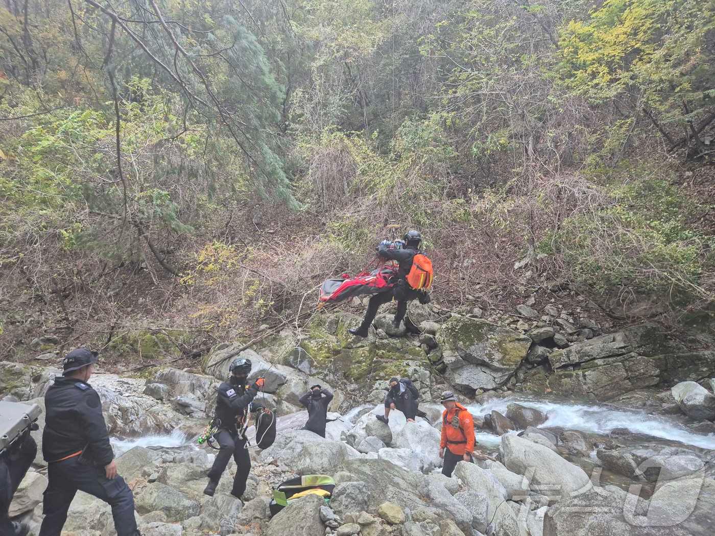 본문 이미지 - 20일 오후 2시3분쯤 강원 인제군 북면 용대리 설악산 응봉폭포에서 추락사고가 발생한 가운데 현장 소방구조대원들이 70대 A 씨를 구조하고 있다.(강원도소방본부 제공)/뉴스1