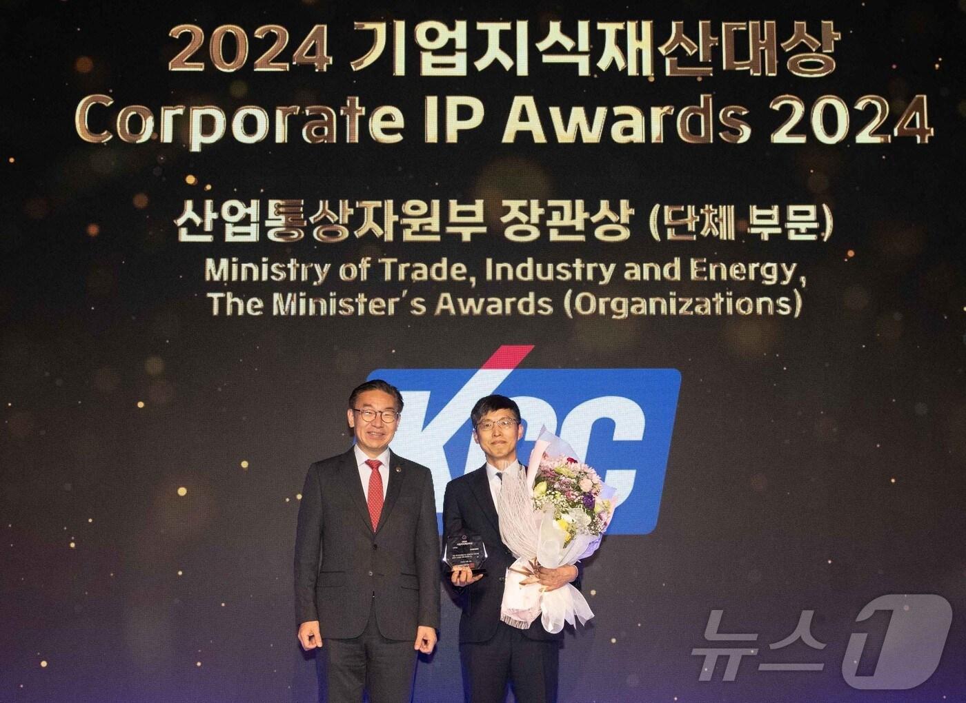 본문 이미지 - KCC 중앙연구소 강경훈 부소장(오른쪽)과 김완기 특허청장이 2024 기업지식재산대상 장관상 수상 기념 촬영을 하고 있다. (KCC 제공)