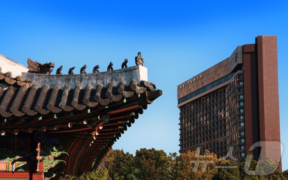 본문 이미지 - 덕수궁에서 바라보는 더 플라자 전경 (한화호텔앤드리조트 제공)