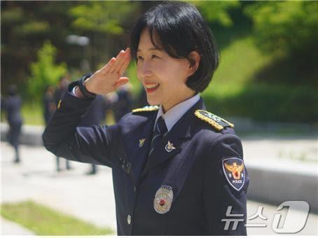 본문 이미지 - 제79회 '경찰의 날'인 21일을 맞아 이색 이력을 가진 경찰관이 주목 받고 있다. 사진은 심리전문가에서 경찰관이 된 서지영 대구 북부서 경장. (대구경찰청 제공)/뉴스1