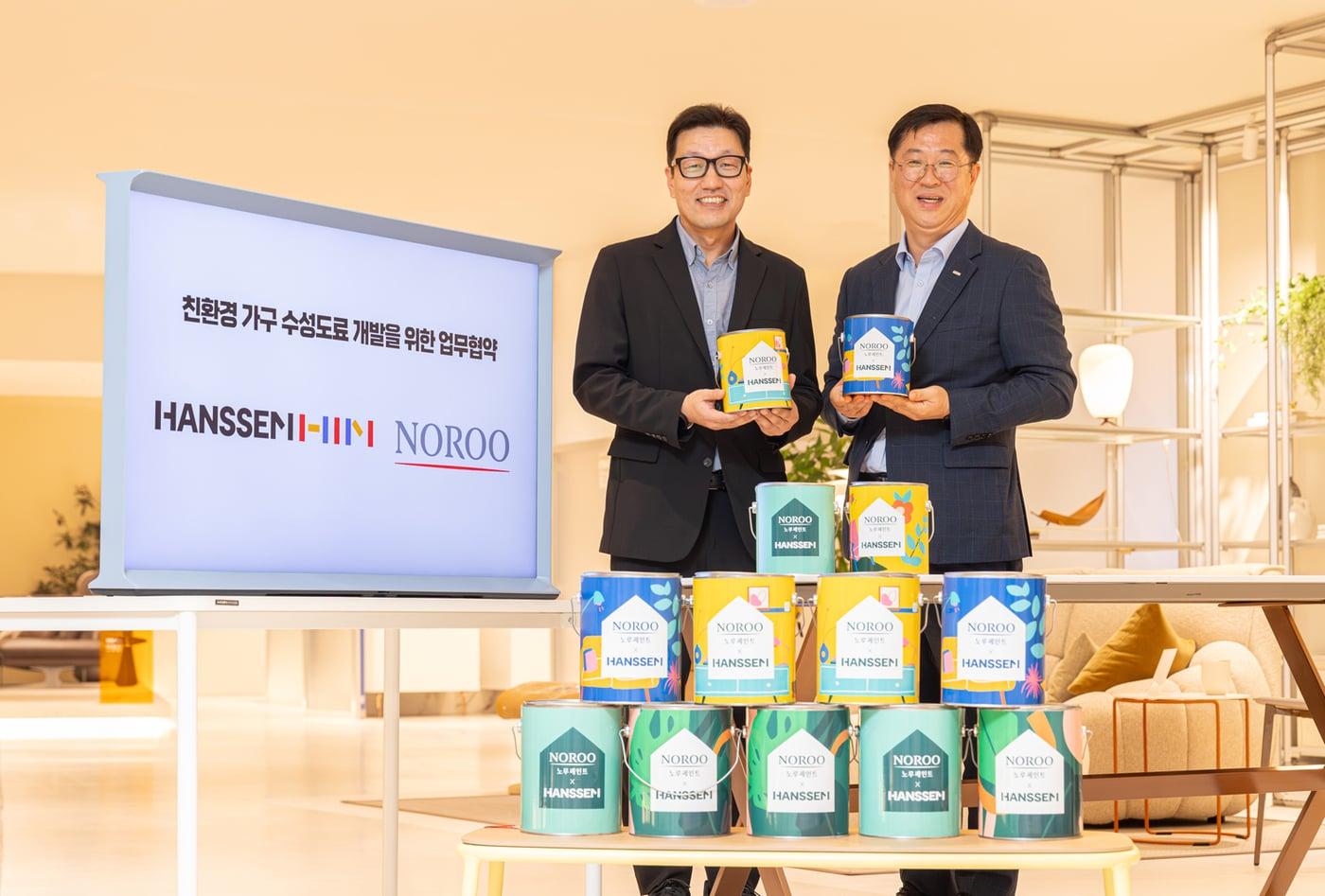 본문 이미지 - 협약식에서 고영남 한샘 연구소장(왼쪽), 김학근 노루페인트 상무(오른쪽)가 기념촬영을 하고 있다. /노루페인트 제공