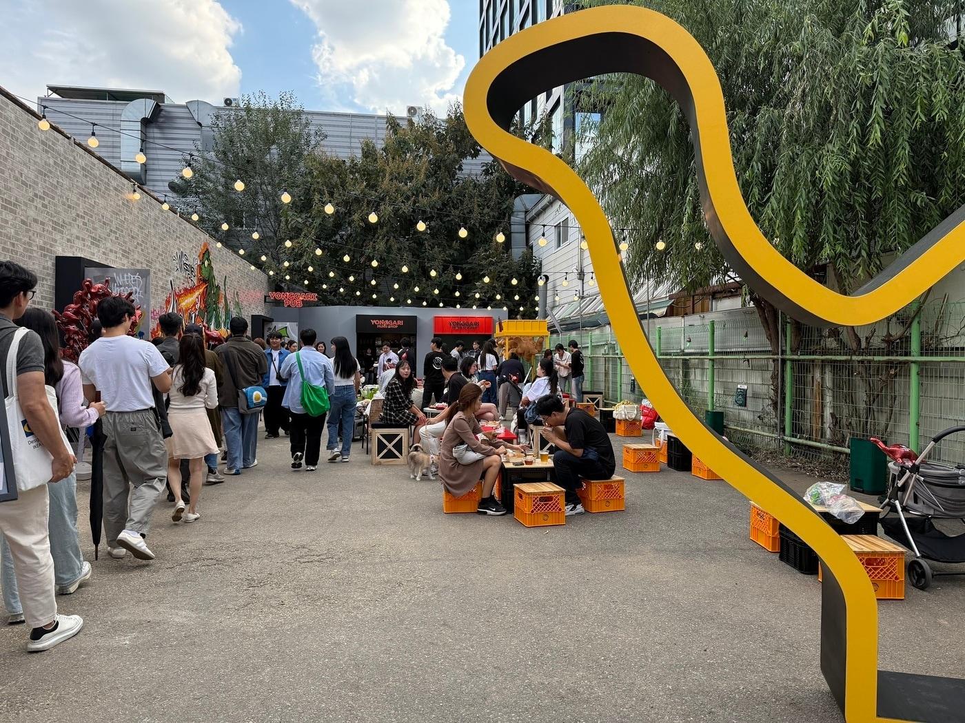 본문 이미지 - 용가리 팝업스토어 야외 전경(하림 제공)