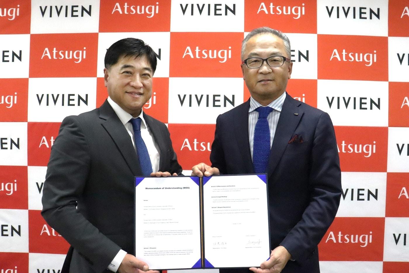 손영섭 비비안 대표(왼쪽)와 닛코신지 아츠기(ATSUGI) 대표가 지난15일 일본 아츠기 본사에서 업무협약식을 갖고 기념촬영을 하고 있다.(비비안제공)