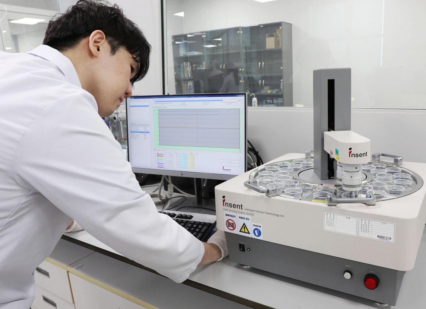 본문 이미지 - 전자혀를 활용해 맛의 성분을 분석하는 모습.j &#40;롯데중앙연구소 제공&#41;