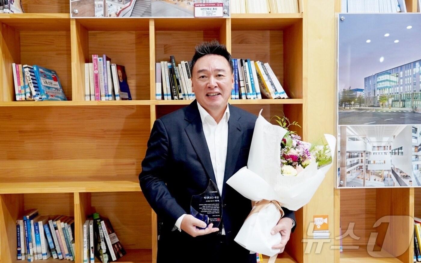 본문 이미지 - 원유현 대동 부회장이 '혁신 CEO 대상' 수상 후 기념 촬영을 하고 있다.(대동 제공)