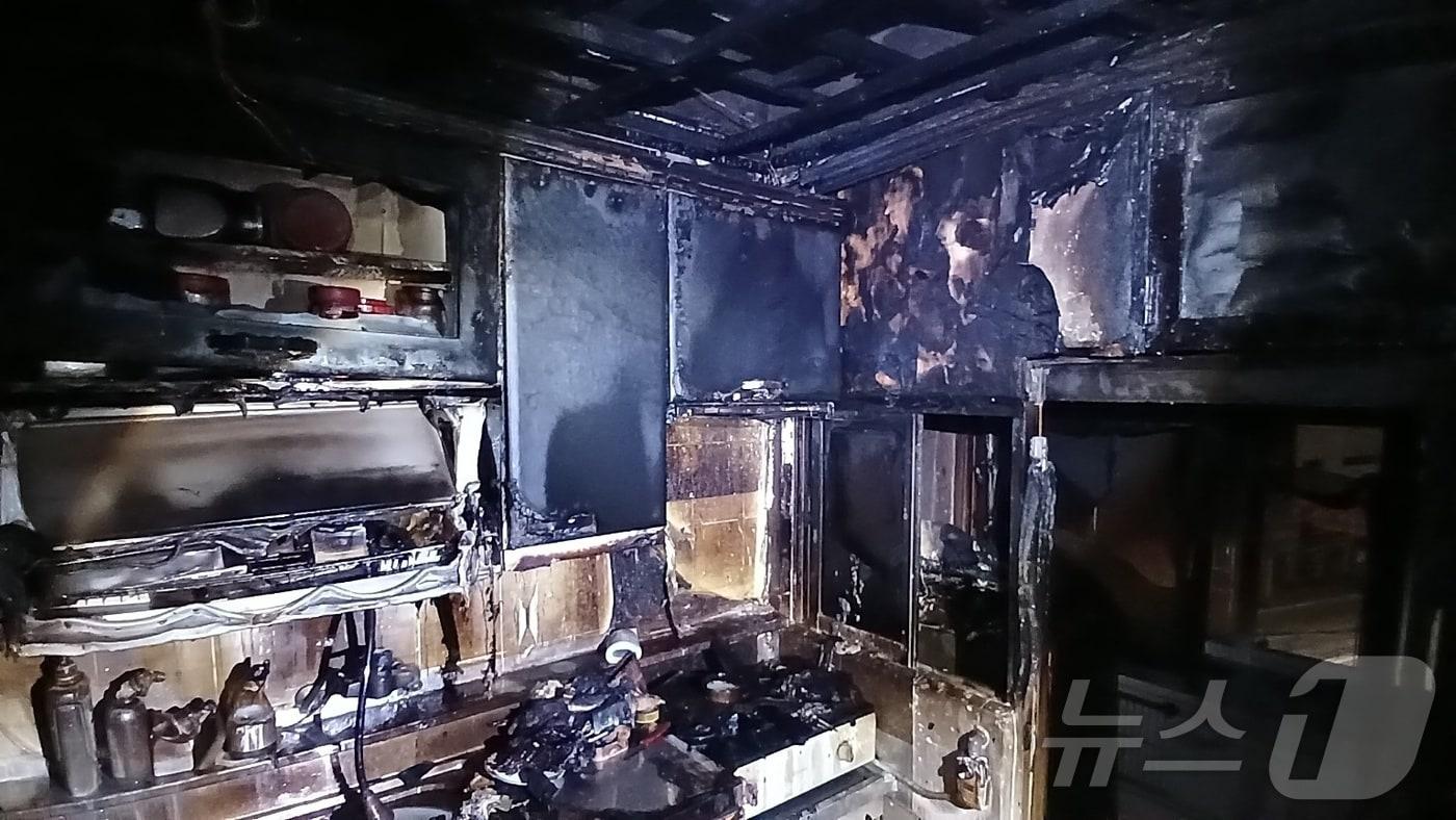 21일 오전 부산 동구 한 아파트에서 불이 나 내부가 검게 타있다. (부산소방재난본부 제공)