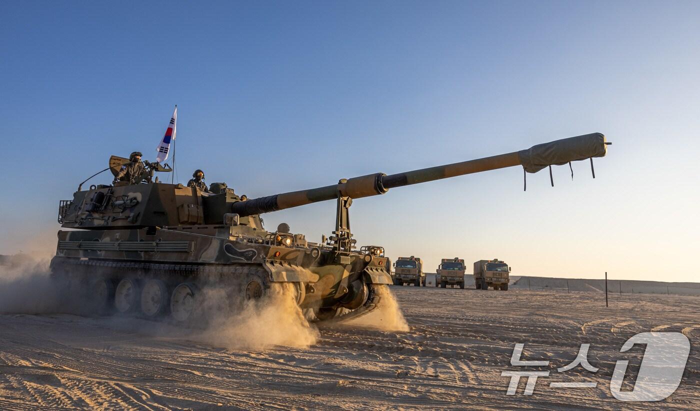 우리군의 K9A1자주포가 카타르 알 칼라엘 훈련장의 사막을 기동하고 있다. (육군 제공) 2024.10.21/뉴스1