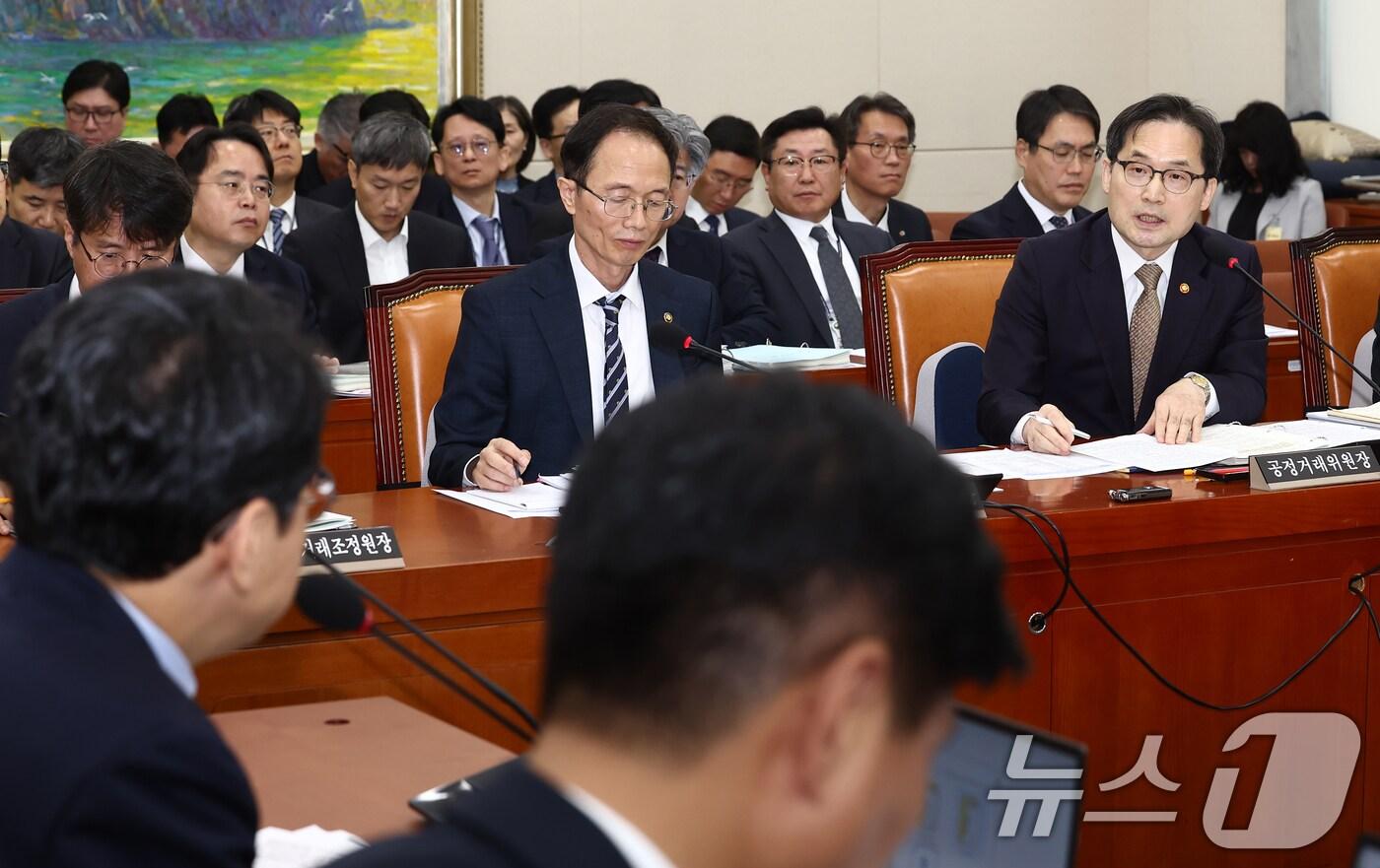 본문 이미지 - 한기정 공정거래위원장(사진 오른쪽)이 21일 오전 서울 여의도 국회 정무위원회에서 열린 공정거래위원회, 한국소비자원, 한국공정거래조정원에 대한 국정감사에서 의원 질의에 답변하고 있다. 2024.10.21/뉴스1 ⓒ News1 김민지 기자