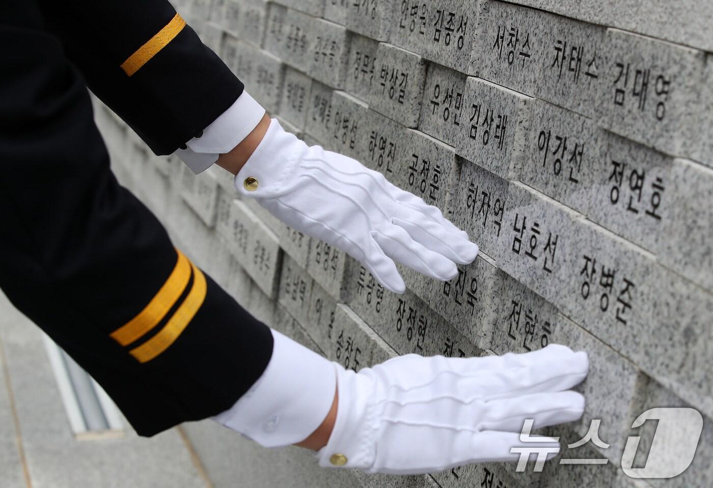 제80회 &#39;경찰의 날&#39;&#40;10·21&#41;을 앞두고 존경 받을 가족사를 가진 경찰관들이 주목 받고 있다. 사진은 지난해 10월 제79주년 경찰의 날을 맞아 대구경찰시민공원에서 열린 순직 경찰관 추모식에서 대구경찰청 관계자들이 호국 순직 경찰 추모비의 이름을 어루만지며 영면을 기원하는 모습. 2024.10.21/뉴스1 ⓒ News1 공정식 기자