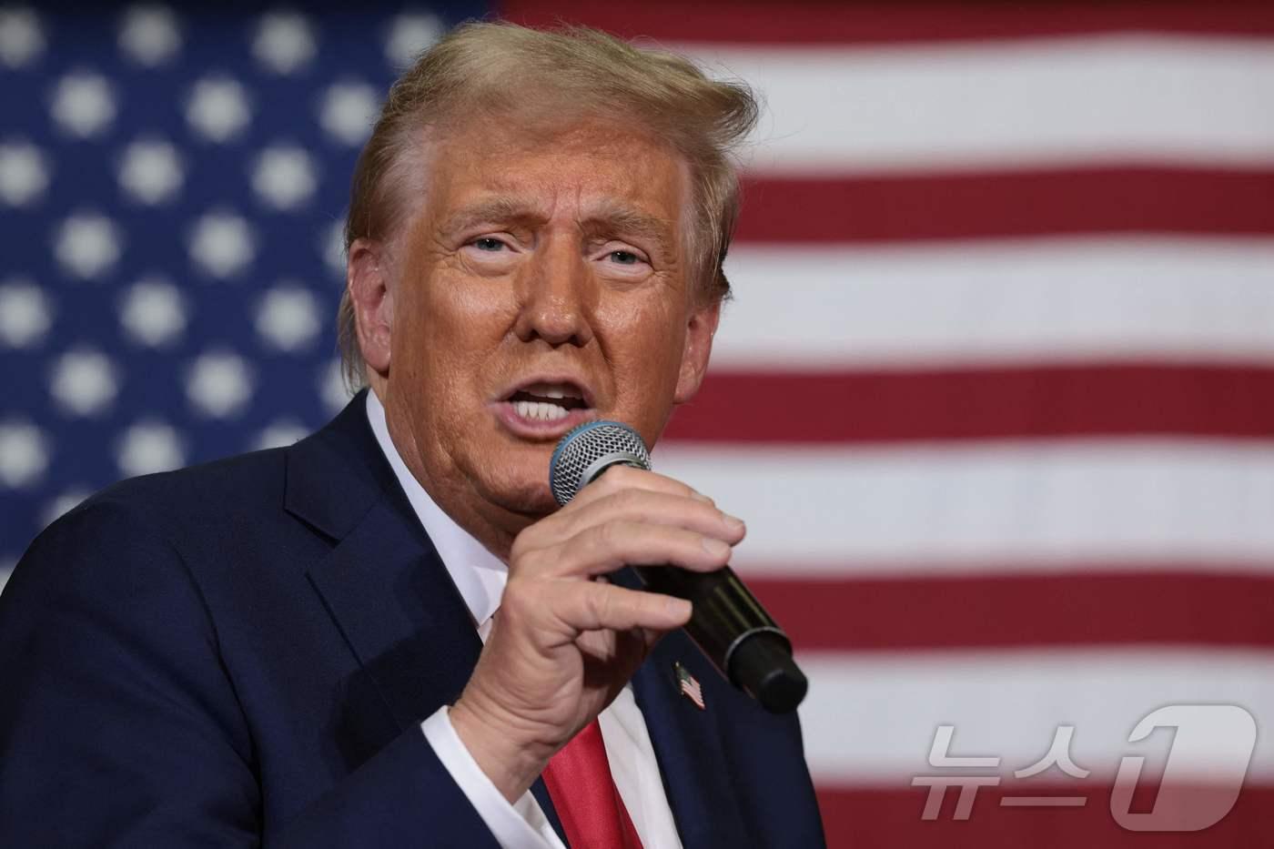 미국 공화당 대선 후보인 도널드 트럼프 전 대통령이  펜실베이니아주 랭카스터에서 열린 타운홀 이벤트에 참석해 “불법 이민자에 의한 강력 범죄가 급증했으며 흑인 및 히스패닉계 미국인 등의 일자리가 사라졌다”고 주장을 하고 있다. 2024.10.21 ⓒ AFP=뉴스1 ⓒ News1 우동명 기자