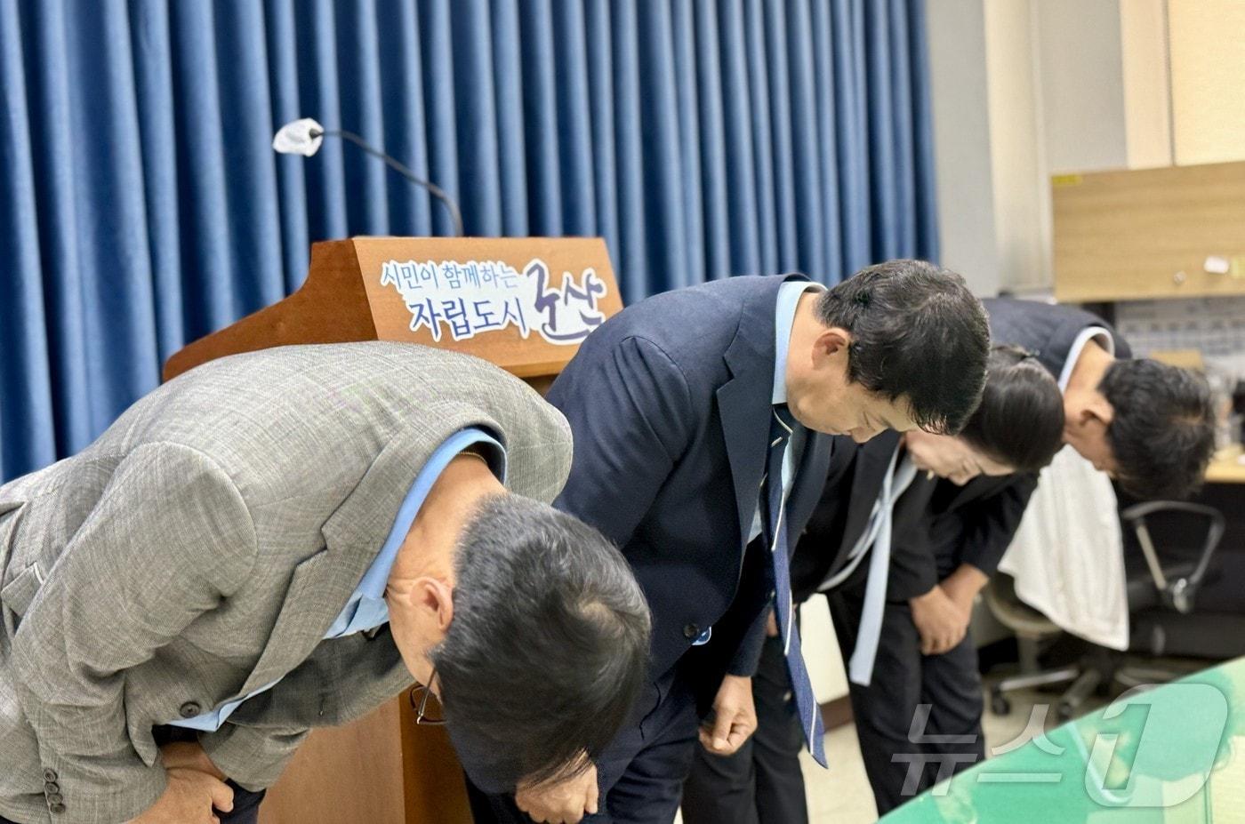 본문 이미지 - 김우민 의장 등 의장단이 21일 동료의원 폭행사건에 대해 시민들에게 사과하고 있다. 2024.10.21/뉴스1