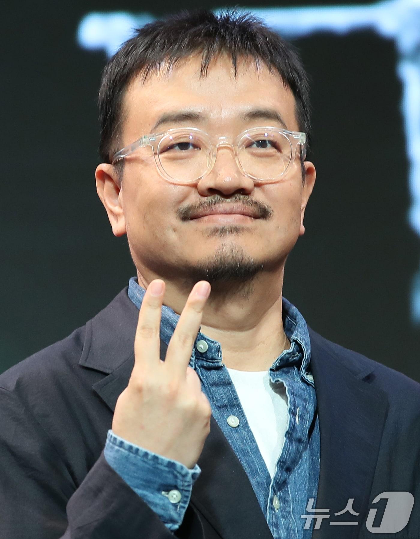 본문 이미지 - 연상호 감독이 21일 서울 종로구 JW 메리어트 동대문 스퀘어 서울에서 열린 넷플릭스 시리즈 '지옥' 시즌2 제작발표회에서 포즈를 취하고 있다. '지옥2'는 계속되는 지옥행 고지로 더욱 혼란스러워진 세상, 갑작스레 부활한 새진리회 정진수 의장(김성철 분)과 박정자(김신록 분)를 둘러싸고 소도의 민혜진 변호사(김현주 분)와 새진리회, 화살촉 세력이 새롭게 얽히면서 벌어지는 이야기를 그린 작품이다. 2024.10.21/뉴스1 ⓒ News1 권현진 기자