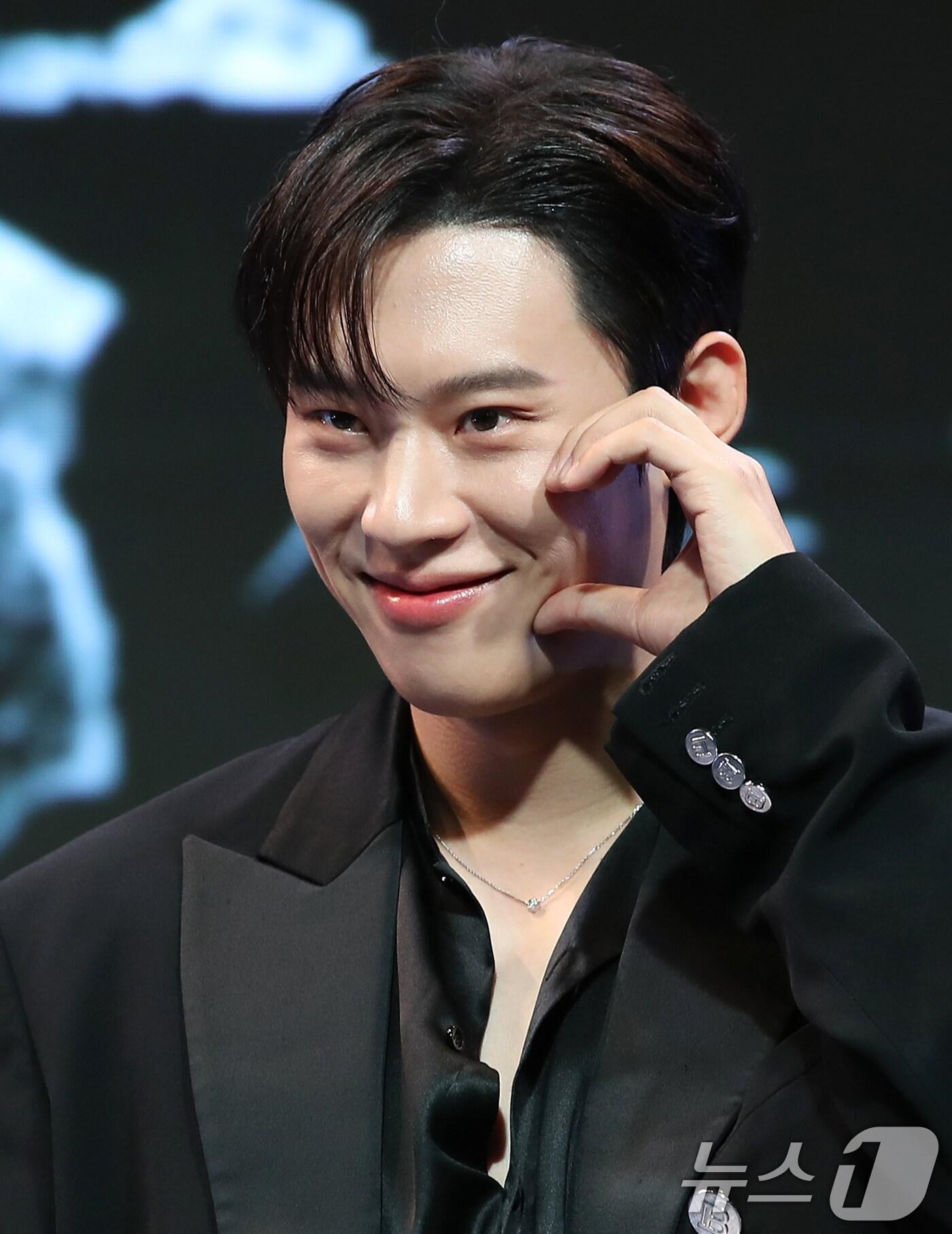 본문 이미지 - 배우 김성철이 21일 서울 종로구 JW 메리어트 동대문 스퀘어 서울에서 열린 넷플릭스 시리즈 '지옥' 시즌2 제작발표회에서 포즈를 취하고 있다. '지옥2'는 계속되는 지옥행 고지로 더욱 혼란스러워진 세상, 갑작스레 부활한 새진리회 정진수 의장(김성철 분)과 박정자(김신록 분)를 둘러싸고 소도의 민혜진 변호사(김현주 분)와 새진리회, 화살촉 세력이 새롭게 얽히면서 벌어지는 이야기를 그린 작품이다. 2024.10.21/뉴스1 ⓒ News1 권현진 기자