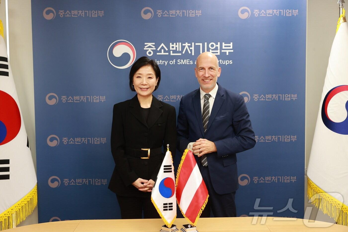 본문 이미지 - 오영주 중소벤처기업부 장관과 마틴 코허 오스트리아 노동경제부 장관이 기념 촬영을 하고 있다.(중소벤처기업부 제공)