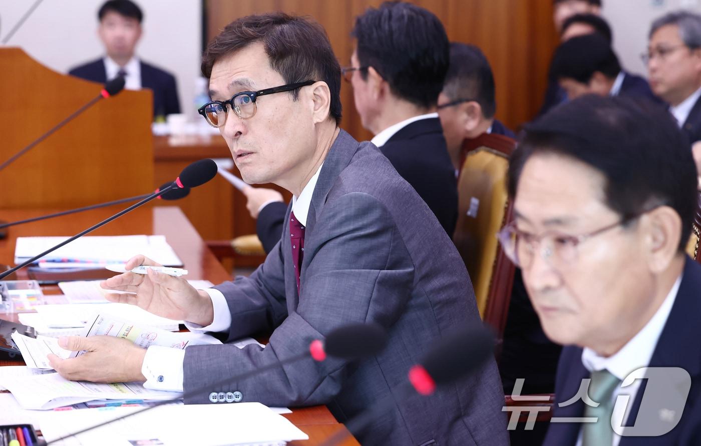함진규 한국도로공사 사장(가운데)이 21일 오전 서울 여의도 국회 국토교통위원회에서 열린 한국도로공사, 한국교통안전공단, 한국도로공사서비스 등에 대한 국정감사에서 의원 질의에 답변하고 있다. 2024.10.21/뉴스1 ⓒ News1 김민지 기자