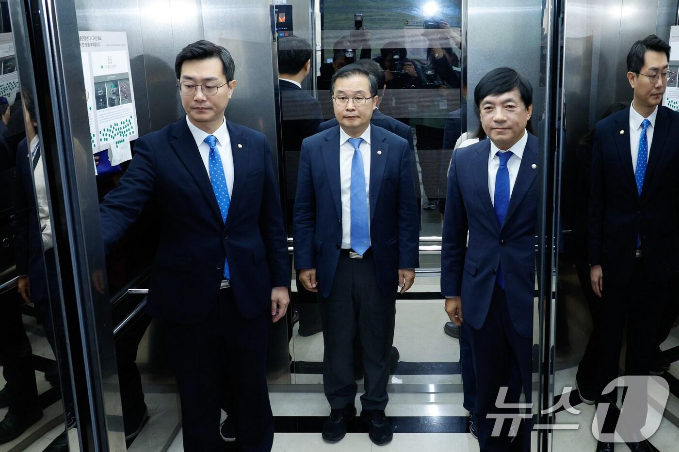 본문 이미지 - 국회 법제사법위원회 소속 장경태(왼쪽부터), 이건태, 이성윤 더불어민주당 의원이 21일 오전 서울 여의도 국회에서 대검찰청 국정감사 도중 김건희 여사 동행명령장 발부 집행에 동행하기 위해 한남동 대통령 관저로 향하고 있다. 2024.10.21/뉴스1 ⓒ News1 안은나 기자