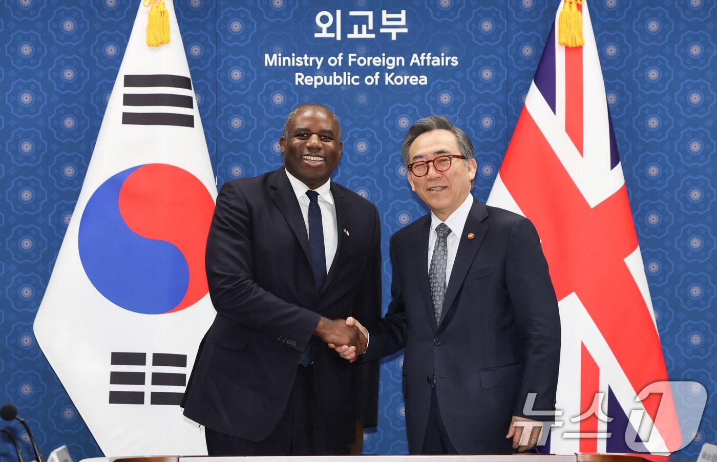 본문 이미지 - 조태열 외교부 장관과 데이비드 래미 영국 외교장관이 21일 서울 종로구 외교부청사에서 열린 한영 외교장관 전략대화에서 인사하고 있다. 2024.10.21/뉴스1 ⓒ News1 허경 기자