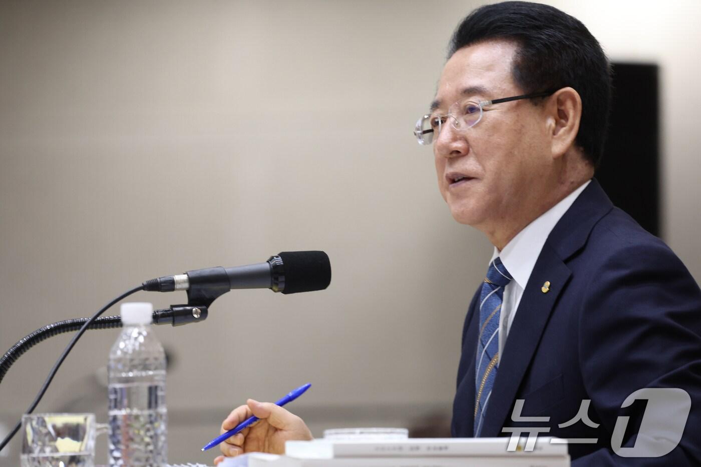 본문 이미지 - 김영록 전남도지사가 21일 오전 전남 도청에서 열린 국회 행정안전위원회 국정감사에서 질의에 답변하고 있다. 2024.10.21/뉴스1 ⓒ News1 김태성 기자