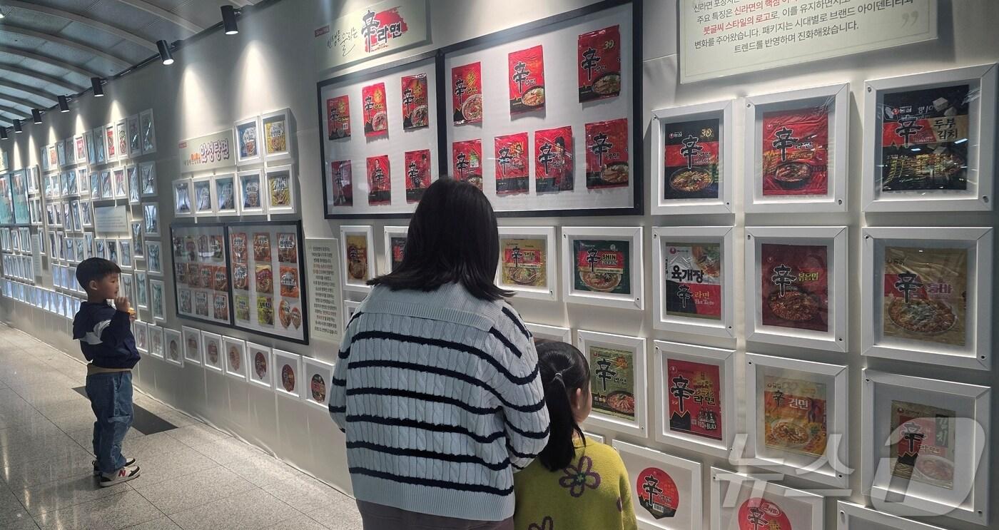 라면 컬렉션 전시 사진(구미시 제공)ㅜ2024.10.21/뉴스1