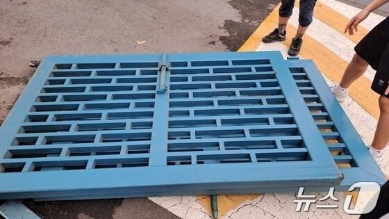 본문 이미지 - 쓰러진 철제 교문. /뉴스1