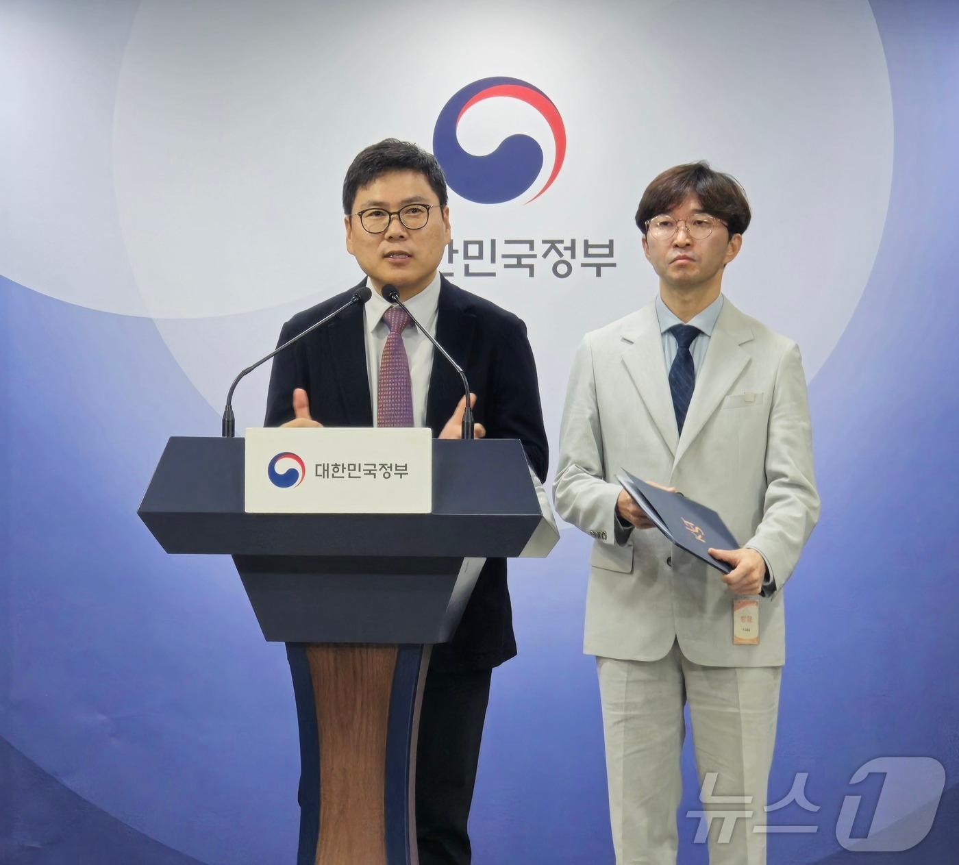 본문 이미지 - 박기덕 한국과학기술연구원(KIST) 박사(왼쪽)와 조성진 큐어버스 대표가 21일 정부서울청사에서 이탈리아 제약사 안젤리니파마와의 기술 수출 계약 성과를 설명하고 있다. 2024.10.21 ⓒ 뉴스1 김승준 기자