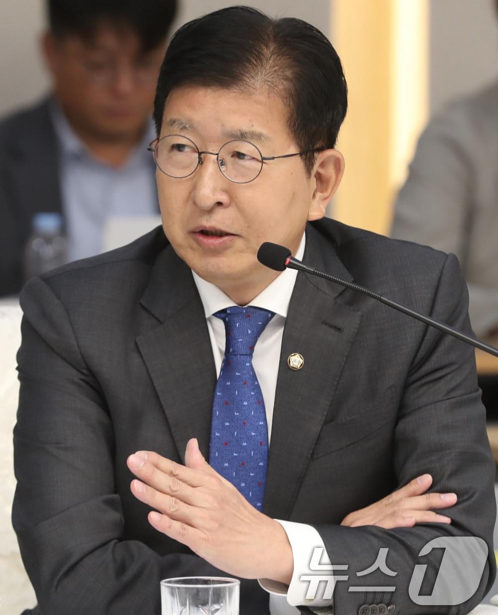 본문 이미지 - 이상식 더불어민주당 의원이 21일 오전 울산시청에서 열린 국회 행정안전위원회 국정감사에서 김두겸 시장에게 질의하고 있다. 2024.10.21/뉴스1 ⓒ News1 조민주 기자