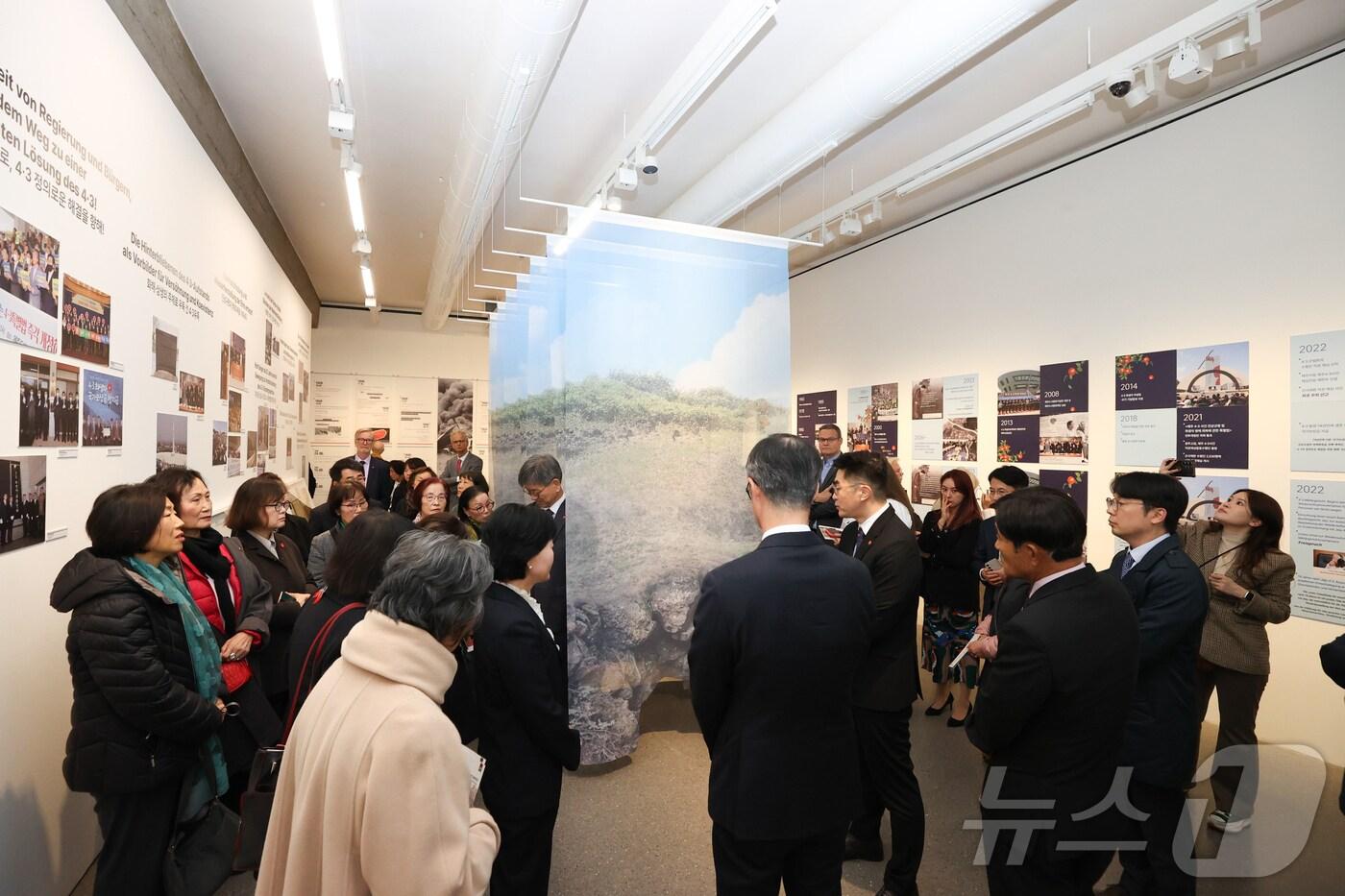 본문 이미지 - 유럽에서 열린 '제주4·3기록물: 진실과 화해에 관한 기록' 국제특별전 현장.(제주도 제공)