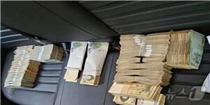 본문 이미지 - 구미서 사기범 압수 물품(구미경찰서 제공) 2204.10.21/뉴스1