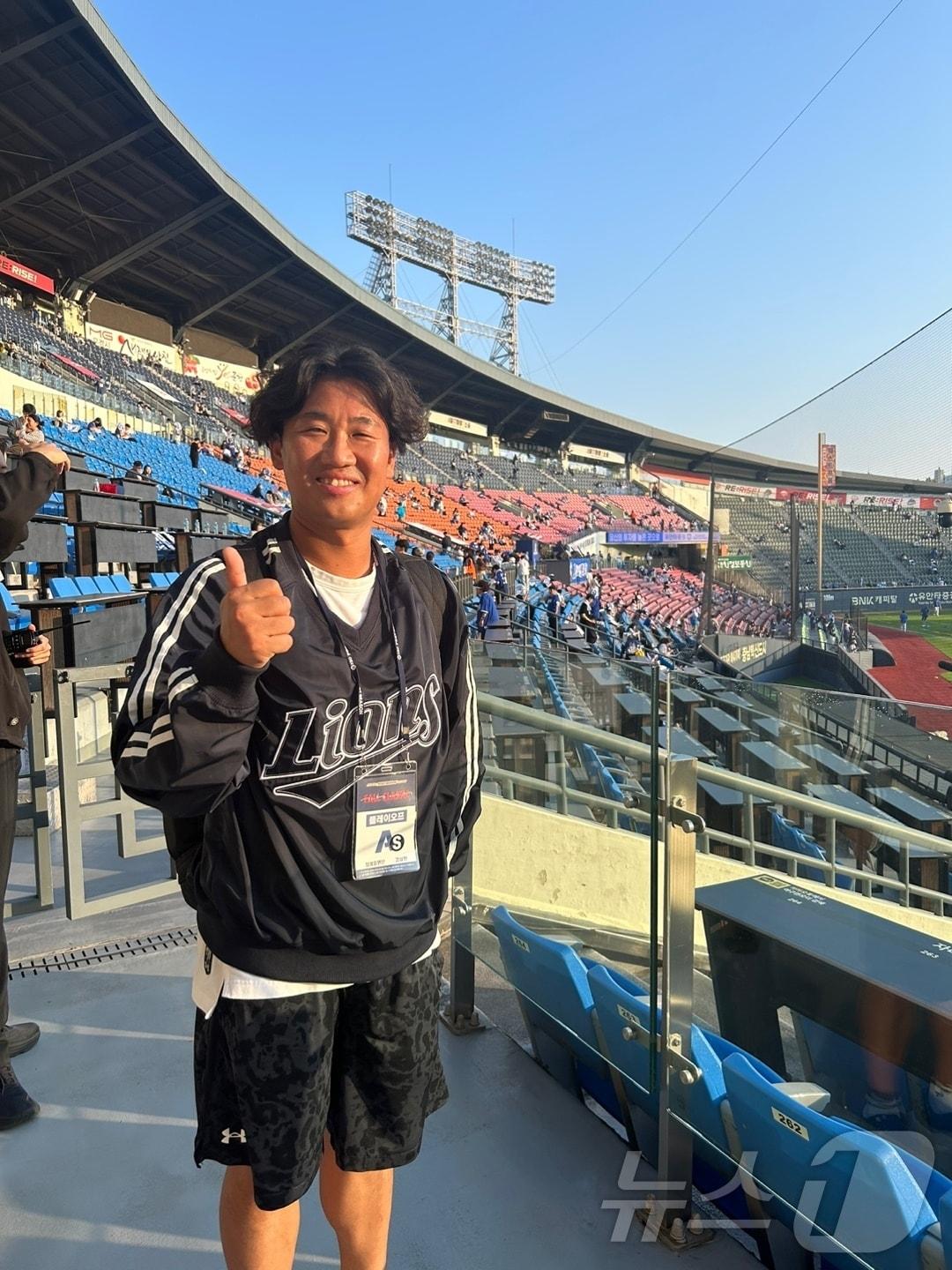 본문 이미지 - 17일 서울 잠실구장에서 열릴 삼성과 LG의 플레이오프 3차전을 앞두고 뉴스1과 만난 김상헌 응원단장. 2024.10.17/뉴스1 ⓒ News1 문대현 기자 