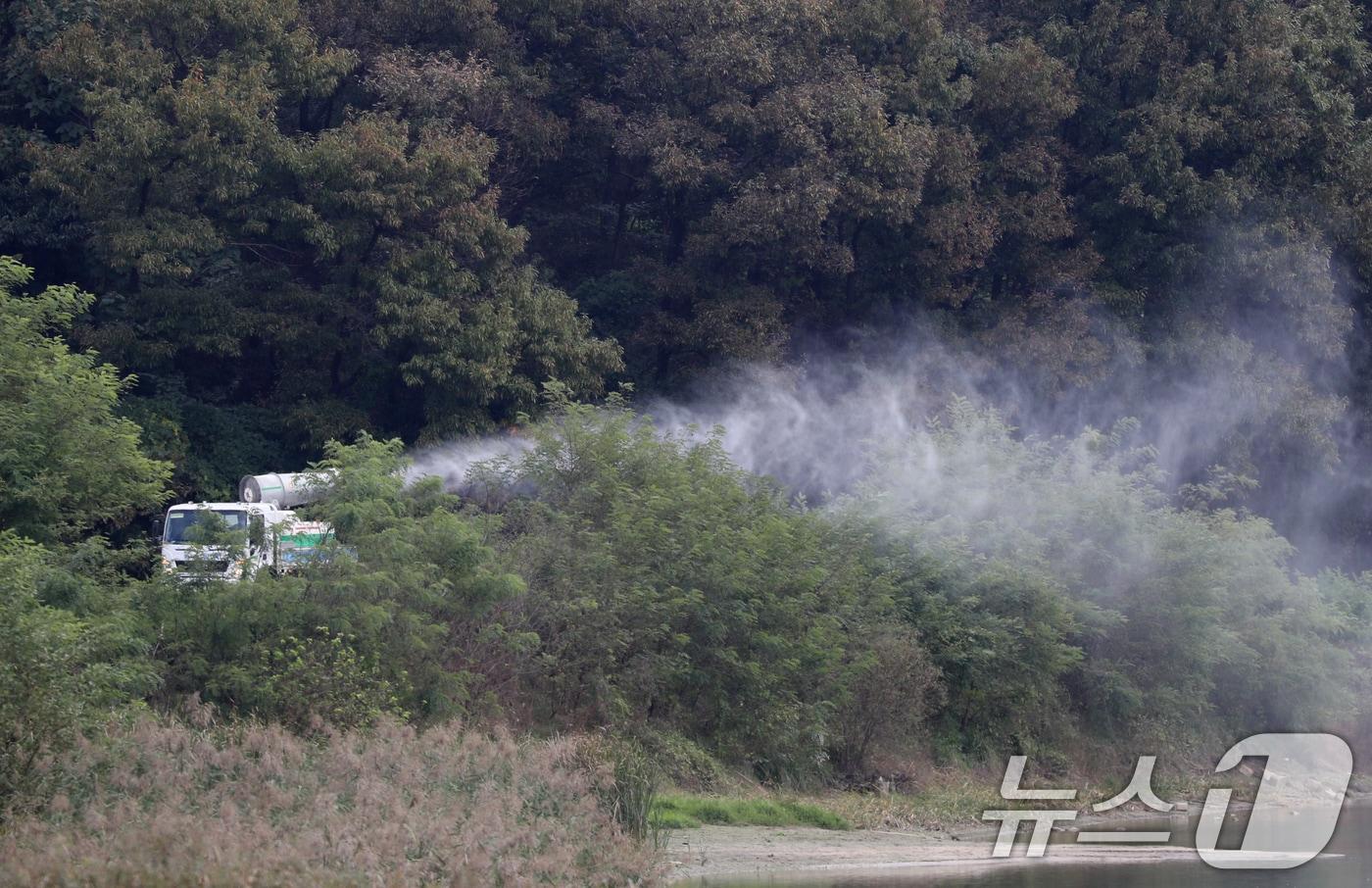 용인시 관계자가 방역 작업을 하고 있다. 2024.10.21/뉴스1 ⓒ News1 김영운 기자