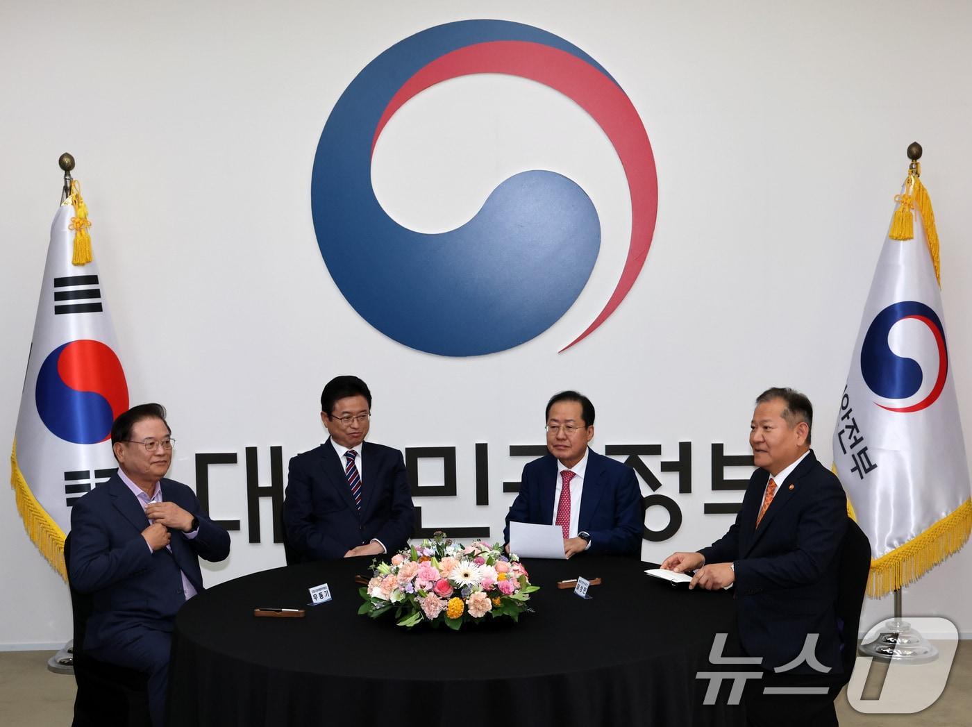 본문 이미지 - 지난해 10월 우동기 지방시대위원장&#40;왼쪽부터&#41;, 이철우 경북도지사, 홍준표 대구시장, 이상민 당시 행정안전부 장관이 정부서울청사에서 열린 대구·경북 통합 관련 4자 회동에 자리하고 있다. &#40;공동취재&#41; 2024.10.21/뉴스1 ⓒ News1 자료 사진